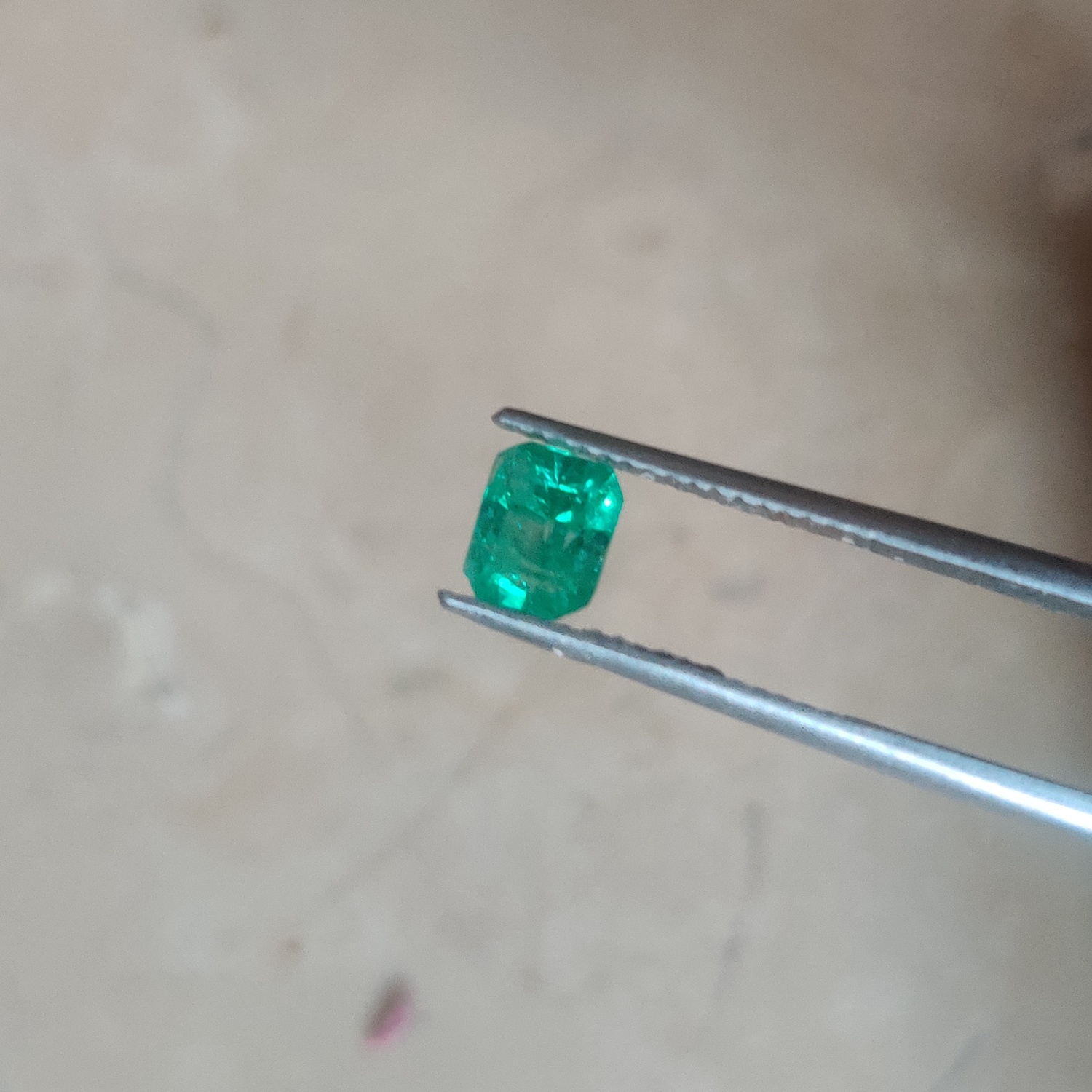 Natural Vivid Green Panjsher Emerald 0.90 ct view 2