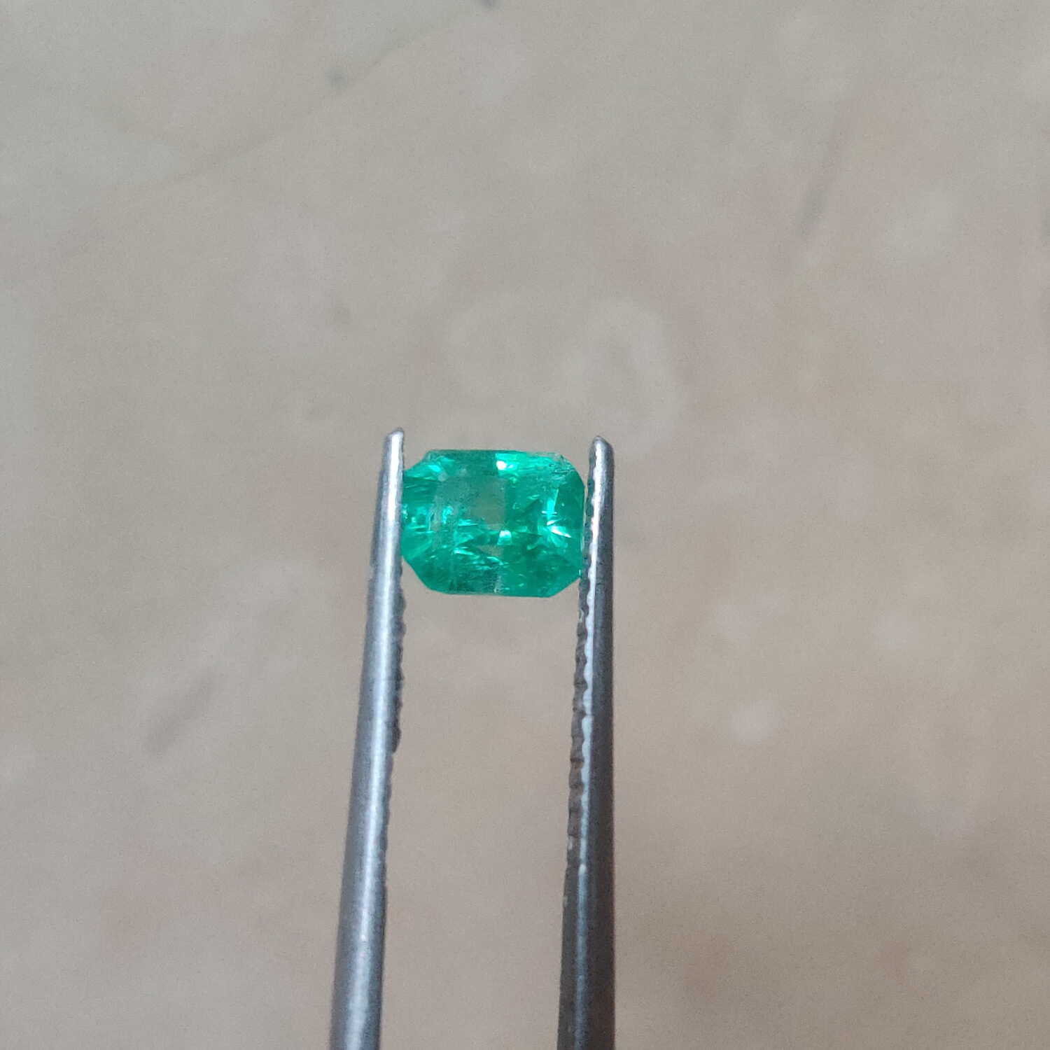 Natural Vivid Green Panjsher Emerald 0.90 ct
